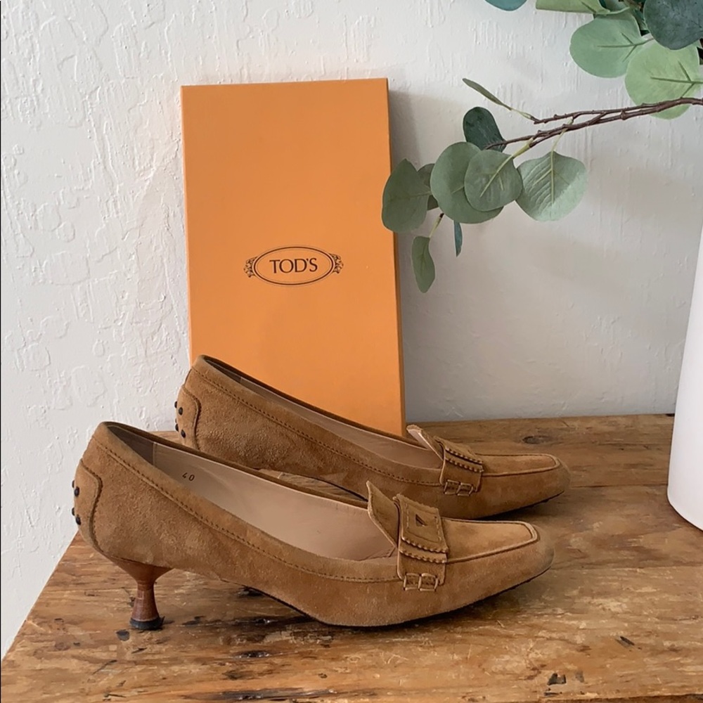 TOD’S tan suede classic loafer with kitten heel